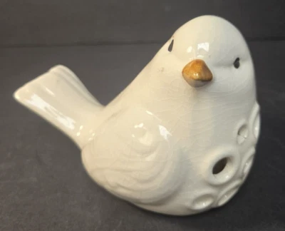 Estatuilla de pájaro blanco de cerámica con recortes redondos 4,5" H x 6" L x 3,5" W #12917-AST Foto 1 de 4