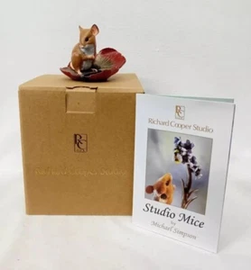 Richard Cooper Studio Mice Bronze Resin Mouse with Poppy Ornament 256BR - Picture 1 of 5