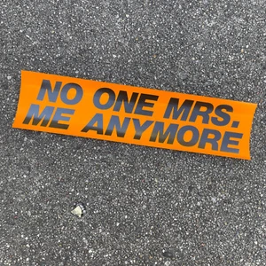 Vintage 1970's Fasson Neon Orange Bumper Sticker "No One Mrs. Me Anymore" 12"x3" - Bild 1 von 3