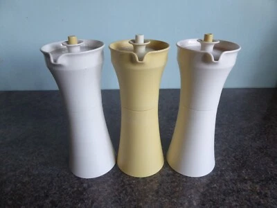 Tupperware - Oil and Vinegar Bottles - Set of Three - Vintage - Immagine 1 di 4