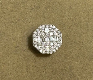 ORECCHINO A PERNO SINGOLO FORMA OTTAGONALE BAGUETTE ORO BIANCO 10K GHIACCIO E DIAMANTI TONDI - Foto 1 di 9