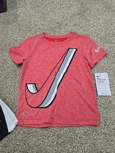 Conjunto de 2 camisetas y pantalones cortos Nike para niños talla 4t - Imagen 1 de 5