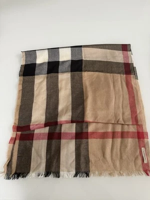 Burberry Estampado Logo Bufanda Burberry Clásica Mezcla Tela Bufanda Seda y Cachemira Foto 1 de 4