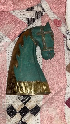 Estatuilla de madera vintage de oro verde cabeza de caballo tallada a mano en madera pintada Foto 1 de 4