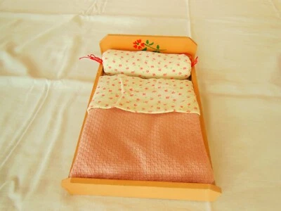 Lit de poupée en bois avec sa garniture - Photo 1/2