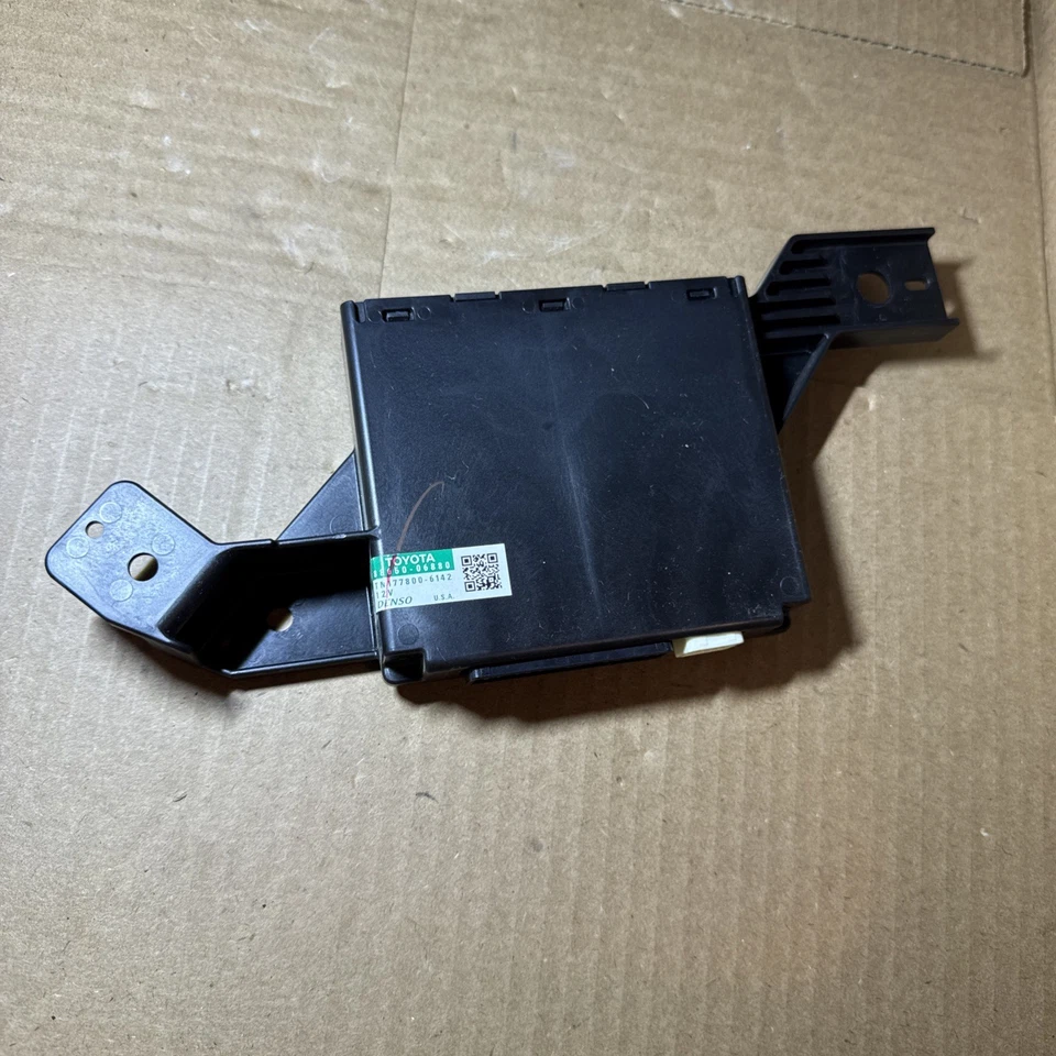 2015-2017 Toyota Camry air conditioner amplifier 88650-06880 - image 1 of 4