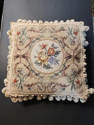 Almohada de terciopelo beige flores y borlas tapiz punta aguja vintage 13 X 13 Foto 1 de 4