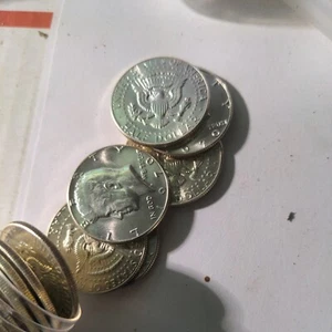 1970-D Kennedy medio dólar BU SIN CIRCULAR DE juego como nuevo (1 moneda) - Imagen 1 de 3