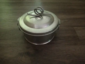 Vintage Hammered Aluminum 8" Round Casserole Server w Lid & Pyrex Insert RETRO - Imagen 1 de 5