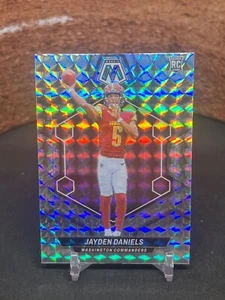 2024 Panini Mosaic Jayden Daniels Reactive Silver (RC) #302 - Foto 1 di 2