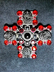 EUC Markenlos Schwarze Rosen Rote Kristalle Goth Punk Steampunk Malteserkreuz Pin - Bild 1 von 2