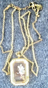 ~ 1,25 Zoll Origami Eule Medaillon mit 5 Charms (siehe Beschreibung) an ~ 24 Zoll goldfarbener Kette - Bild 1 von 6