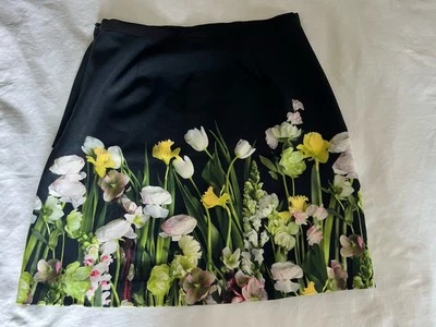 Falda Victoria Beckham para Target Negra Floral Talla Mediana Línea A Foto 1 de 4