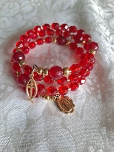 Rosenkranz Armband, rote tschechische Glasperlen auf Erinnerungsdraht Handarbeit Wundermedaille - Bild 1 von 3