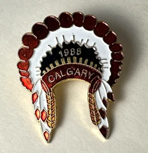 War Bonnet Calgary Indian Headdress Feather Canada 8 Retro 1988 Vtg Lapel Pin - Bild 1 von 14