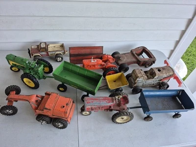 VINTAGE FARM TIN TOYS MIXED LOT, TRACTOR, TRUCK, TRAILER - Image 1 of 4