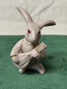Vintage besetztes Japan helllila Kaninchen spielt eine Laute 3" etwas Gold - Bild 1 von 8