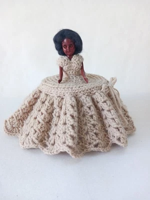 Muñeca afroamericana de ojos dormidos de colección con cubierta de papel higiénico de ganchillo a mano  Foto 1 de 4