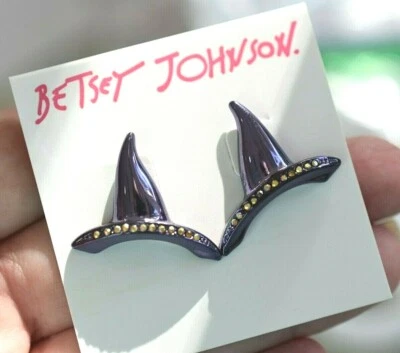 Diseñador BETSY JOHNSON Halloween ESMALTE PÚRPURA SOMBRERO BRUJA Pendientes Postes Perforados Foto 1 de 3