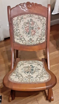 Mecedora antigua vintage de mediados del siglo XX tallada en rosa para niños Foto 1 de 4