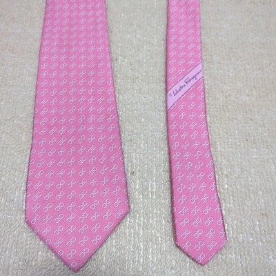 Corbata Salvatore Ferragamo Rosa Doble Gancini Primavera Color Excelente Usada Sin Caja Foto 1 de 4