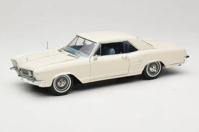 50681 Buick Riviera White Highway 61 1:18 - Immagine 1 di 4