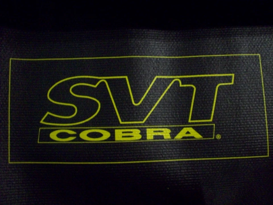 Ford Mustang 1999 2000 2001 2002 2003 2004 logotipo SVT cupé revestimiento maletero amarillo Foto 1 de 1