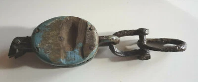 Poulie ancienne de marine en bois et métal - Photo 1/4