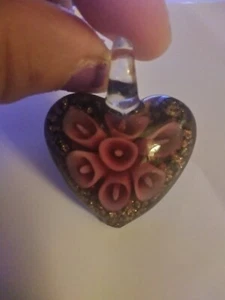 Ciondolo cuore in vetro fatto a mano con passante in vetro, rosa chiaro floreale all'interno Nuovo - Foto 1 di 2
