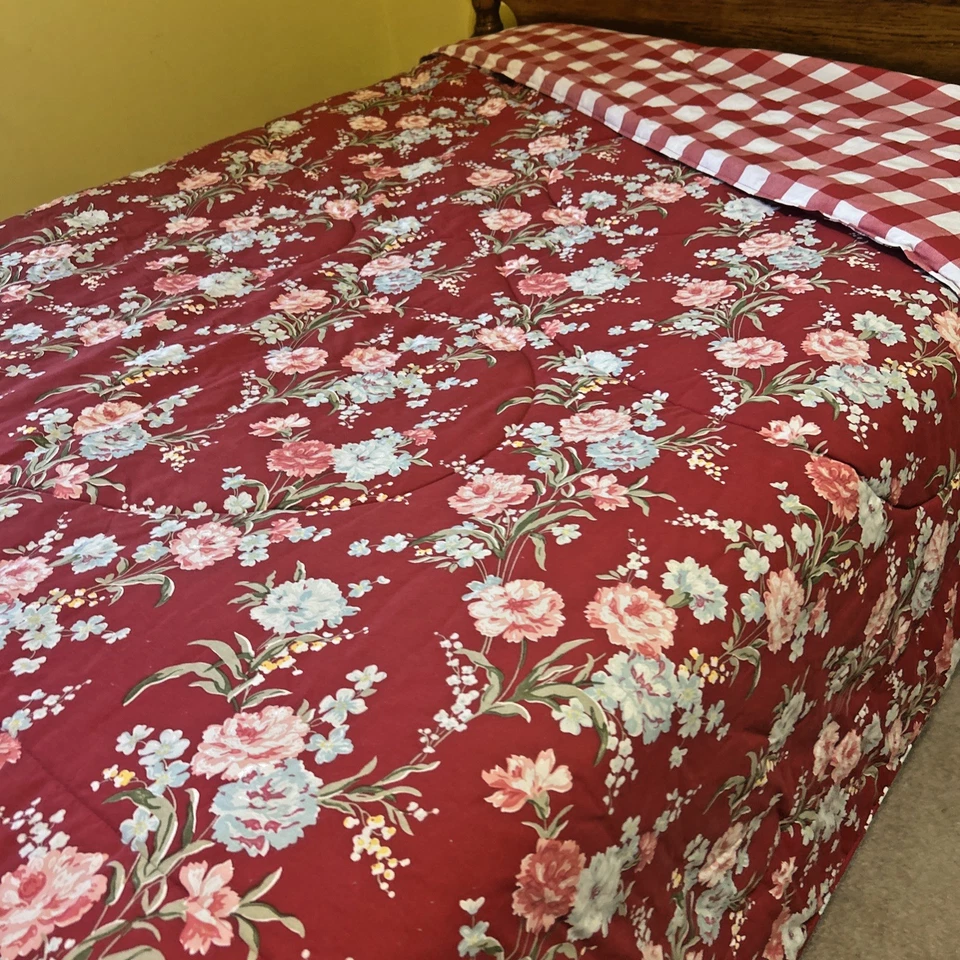 Edredón vintage reversible rojo floral y guinga - 92” x 104” - casa de campo Foto 1 de 4