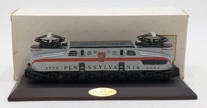 Motor eléctrico Avon Lionel Classic Collection GG-1 Pennsylvania con base de madera - Imagen 1 de 5