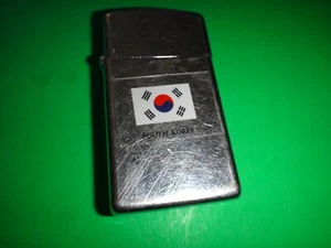 Vintage Jahr 1970 Zippo Slim Feuerzeug mit Flagge Südkoreas Aufkleber Sticker - Bild 1 von 14
