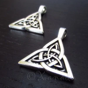 Colgantes enchapados en plata envejecida nudo triquetra celta 28 mm C7282 - 2, 5 o 10 piezas - Imagen 1 de 3