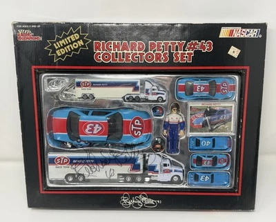Richard Petty #43 Juego de Coleccionistas NASCAR Edición Limitada AUTOGRAFIADO - ¡FIRMADO! Sin usar, en caja Foto 1 de 4