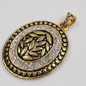 Antiker goldfarbener Anhänger Modeschmuck oval mit klaren Strasssteinen Blättern - Bild 1 von 6