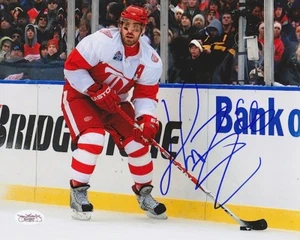 ALAS ROJAS firmadas HENRIK ZETTERBERG ""Clásico de invierno"" 8X10 - JSA #G41057 - Imagen 1 de 1