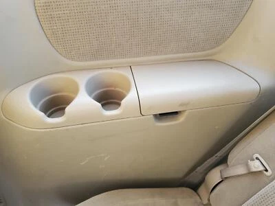 Задняя правая консоль подстаканника (3-й ряд) (передняя сторона) (бежевая) 2004-2010 Toyota Sienna - Изображение 1 из 4