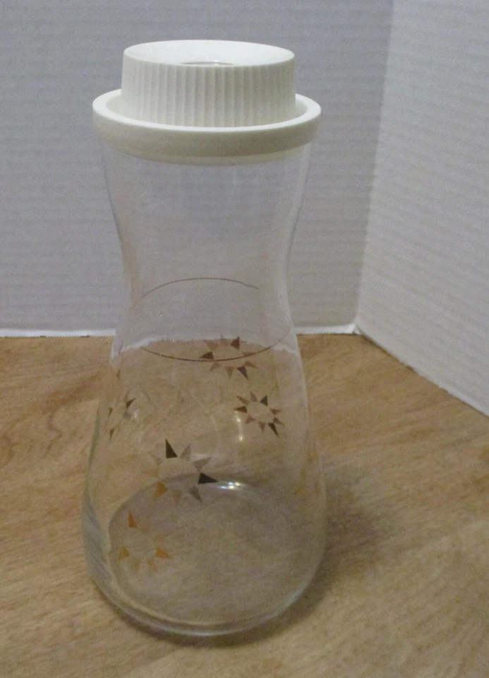 Decantador de Jugos Años 50 con Patrón de Sol Dorado y Tapa de Plástico Blanco Capacidad 32 Onzas Foto 1 de 4