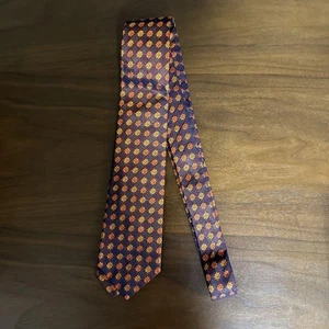 Corbata con estampado KITON Komon: haz una declaración de moda sofisticada - Imagen 1 de 4