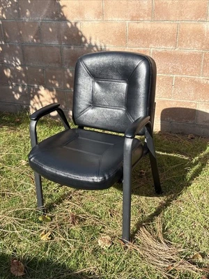 Juego de 5 sillas de invitados/recepción de vinilo negro usadas con marco de metal Foto 1 de 2