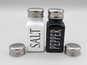 Juego de saleros y pimenteros Farmhouse blancos y negros de Brighter Barns en caja - Imagen 1 de 13