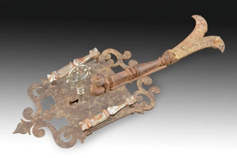 Spanish bargueño lock (with non original parts). Wrought iron. 17th century Cover