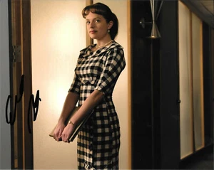 ELISABETH MOSS SIGNED AUTOGRAPHED MAD MEN ACTRESS 8x10 PHOTO COA - Picture 1 of 1