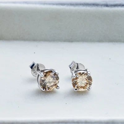 Pendiente de diamantes champán de corte redondo de 2 quilates enchapado en oro blanco de 14 quilates Foto 1 de 2