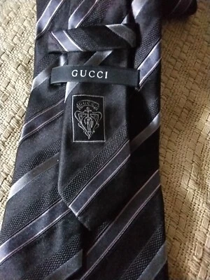 GUCCI CORBATA DE SEDA PARA HOMBRE NEGRO/PLATEADO/ROSA RAYAS 58"  Foto 1 de 4