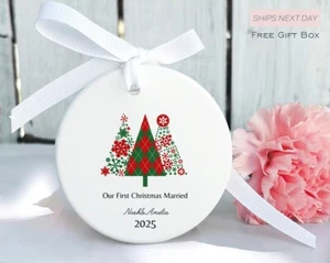 Adorno Personalizado Primera Navidad Casado - Regalo Personalizado de Recuerdo de Árbol - Imagen 1 de 3