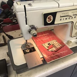 VINTAGE CLASSIC SINGER SPECIAL ZIG ZAG MODEL 478 SEWING MACHINE W/ PEDAL & Book - Picture 1 of 10