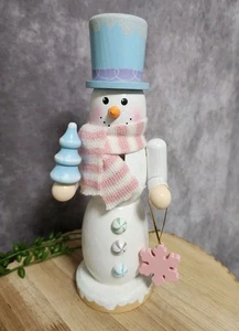 Pastell Schneemann Nussknacker Frosty Schal Zylinder Mütze Holz 9" Weihnachten Winter NEU - Bild 1 von 8