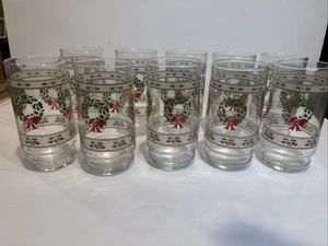 Vintage Weihnachtskranz Gläser 10er Set Stechpalme rote Schleife Urlaub Trinkgeschirr - Bild 1 von 4
