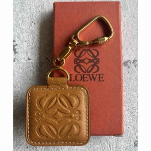 Loewe Schlüsselanhänger mit Logo-Prägung gelb braun - Bild 1 von 8